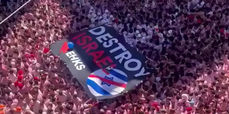 Pancarta con el lema “Destruir a Israel” en las corridas de Pamplona