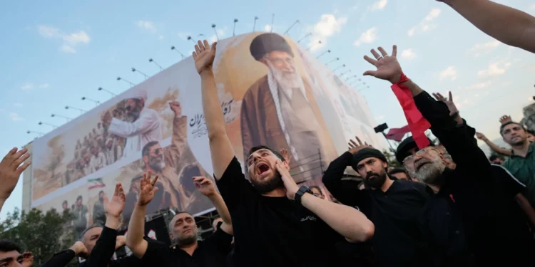 Irán inicia el cortejo fúnebre de Alí en Teherán