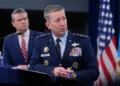 El general Dan Caine, jefe del Estado Mayor Conjunto, habla ante los medios de comunicación, mientras el secretario de Defensa de EE. UU., Pete Hegseth, escucha durante una rueda de prensa celebrada en el Pentágono, en Washington, el 5 de mayo de 2026. (Manuel Balce Ceneta/AP)