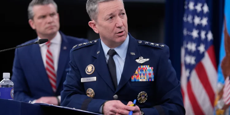 El general Dan Caine, jefe del Estado Mayor Conjunto, habla ante los medios de comunicación, mientras el secretario de Defensa de EE. UU., Pete Hegseth, escucha durante una rueda de prensa celebrada en el Pentágono, en Washington, el 5 de mayo de 2026. (Manuel Balce Ceneta/AP)