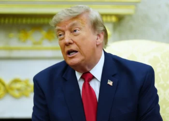 Trump: Nadie debería “poder cobrar una tarifa” en el estrecho de Ormuz