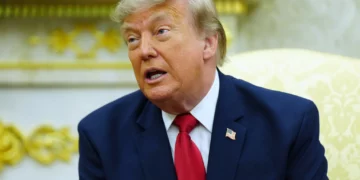 Trump: Nadie debería “poder cobrar una tarifa” en el estrecho de Ormuz