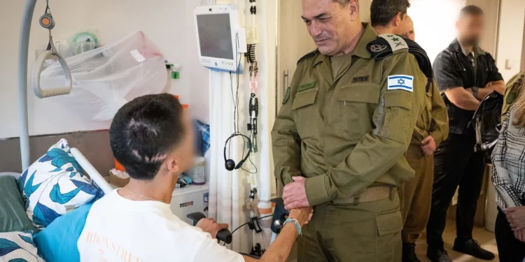 El Gobierno aprueba una reforma del sistema de atención a veteranos heridos El Gobierno aprobó durante la noche una reforma integral del sistema de rehabilitación para soldados y miembros de las fuerzas de seguridad heridos de las FDI. La medida recoge las recomendaciones presentadas el mes pasado por un comité público, después de que se advirtiera que el sistema actual podría colapsar por el aumento de las bajas desde el ataque de Hamás del 7 de octubre de 2023, que dio inicio a una guerra en varios frentes. La reforma convertirá el Departamento de Rehabilitación del ministerio de Defensa en una autoridad nacional con mayor independencia, financiación y personal. También reducirá los trámites burocráticos, incorporará inteligencia artificial y otras tecnologías avanzadas, y ampliará los servicios de rehabilitación y atención de salud mental. Cada veterano herido contará con un gestor de casos encargado de coordinar su tratamiento y sus prestaciones. Además, se simplificarán los procedimientos para determinar la elegibilidad, se ampliará el apoyo psicológico para los familiares y un nuevo sistema automatizado actualizará de forma proactiva los beneficios correspondientes. “El plan que aprobamos les proporcionará un sistema de apoyo amplio y completo”, afirmó el primer ministro Benjamin Netanyahu. “Nuestros soldados heridos entraron en combate para defender el estado, y nosotros luchamos por ellos y por su rehabilitación. Esto no es solo nuestro deber moral, es nuestro deber nacional”. El ministro de Defensa, Israel Katz, aseguró que la medida cambia de manera fundamental la atención que reciben los heridos. “La decisión gubernamental de hoy es una reforma histórica que hemos liderado en el sistema de rehabilitación de soldados y personal de seguridad heridos de las FDI. Cambia fundamentalmente la forma en que el Estado de Israel trata a los heridos”, declaró. “Nuestra responsabilidad ahora es implementar estas decisiones en su totalidad”. La reforma fue aprobada después de que el ministerio de Defensa advirtiera a comienzos de este mes que el sistema de rehabilitación tenía dificultades para responder al aumento sin precedentes de las víctimas de la guerra. Según el ministerio, alrededor de 26.200 soldados y miembros de las fuerzas de seguridad heridos de las FDI han solicitado tratamiento desde el inicio de la guerra. Cerca del 65 por ciento presenta problemas psicológicos. Las autoridades prevén que el número de veteranos heridos atendidos por el ministerio supere los 90.000 en 2026 y llegue a unos 100.000 en 2028.