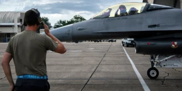 El primer F-16 equipado con autonomía VENOM completa su vuelo inicial