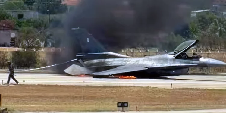 F-16 griego se estrella en el aeropuerto de Zakynthos: piloto a salvo