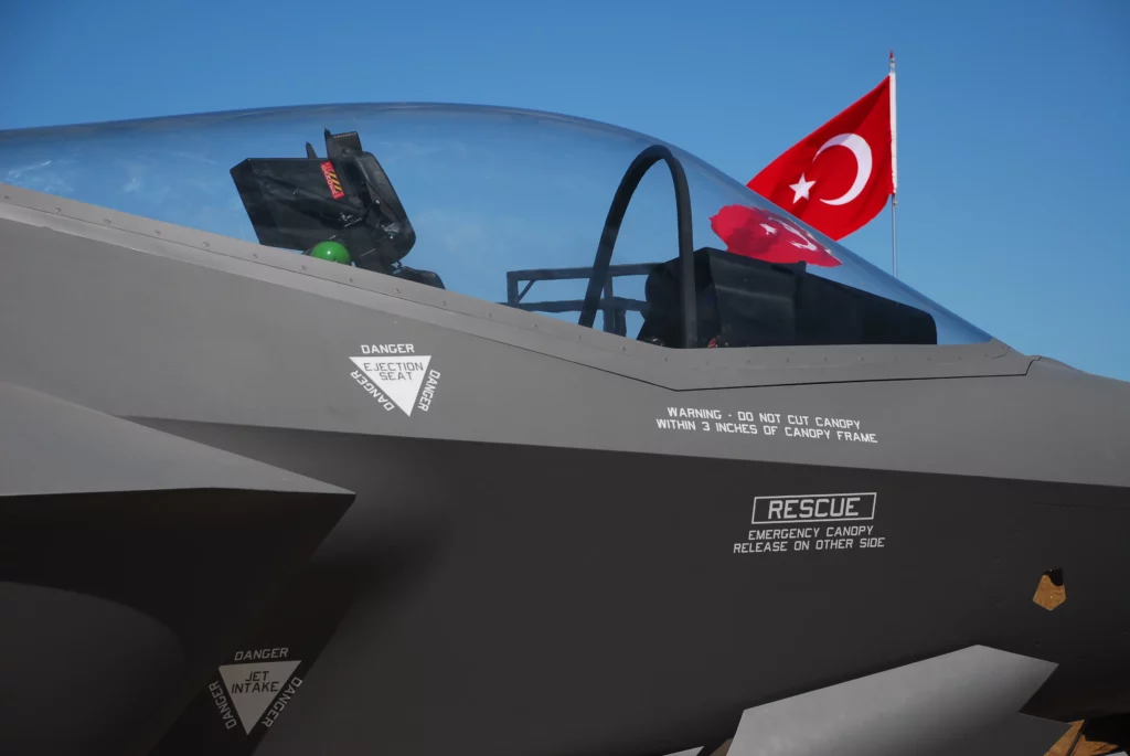 Una maqueta de la cabina del F-35 expuesta en un espectáculo aéreo en Cigli, Turquía. (dardanellas/Getty Images)