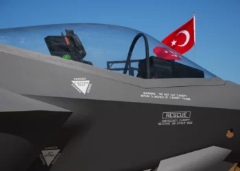 Una maqueta de la cabina del F-35 expuesta en un espectáculo aéreo en Cigli, Turquía. (dardanellas/Getty Images)