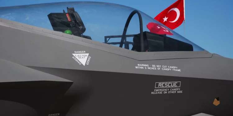 Una maqueta de la cabina del F-35 expuesta en un espectáculo aéreo en Cigli, Turquía. (dardanellas/Getty Images)