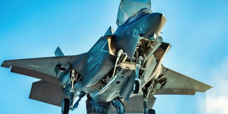 El F-35 prioriza la furtividad al llevar sus armas dentro del fuselaje