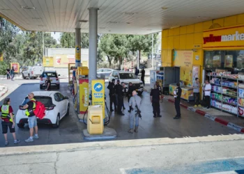 Fuerzas de seguridad y de rescate en el lugar de un tiroteo terrorista, una gasolinera a la entrada de Kochav Ya'ir, 7 de junio de 2026 (Tal Gal/Flash90)