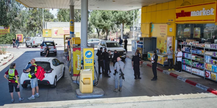 Fuerzas de seguridad y de rescate en el lugar de un tiroteo terrorista, una gasolinera a la entrada de Kochav Ya'ir, 7 de junio de 2026 (Tal Gal/Flash90)