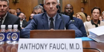Fauci invoca la Quinta Enmienda en audiencia sobre el origen del COVID-19
