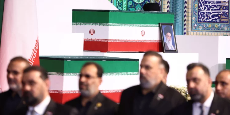 Representantes de Hezbolá y Hamás asisten al funeral de Jamenei