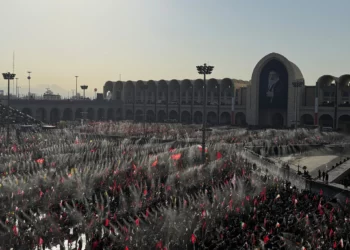 Los dolientes se reúnen antes de las oraciones fúnebres durante las ceremonias funerarias, que se prolongan durante varios días, en memoria del líder supremo iraní asesinado, el ayatolá Alí Jamenei, y de los miembros de su familia, en la Gran Mezquita “Imam Jomeini Mosalla” de Teherán, Irán, el 5 de julio de 2026. (Foto AP/Altaf Qadri)