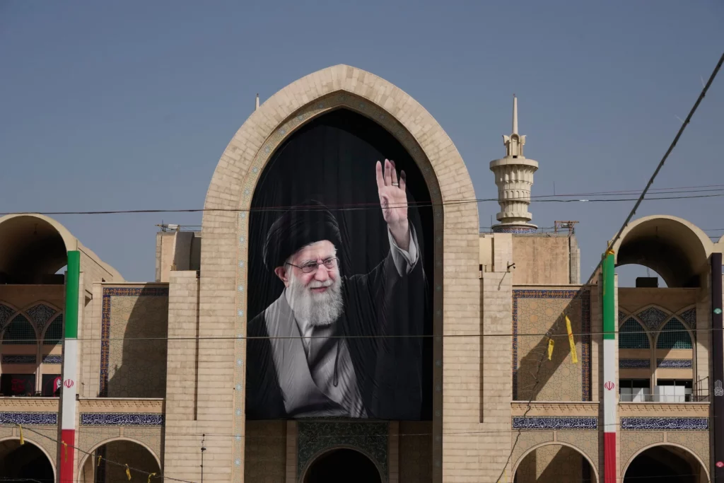 Un retrato del líder supremo iraní asesinado, el ayatolá Alí Jamenei, cuelga en la Gran Mezquita de Imam Jomeini (Mosalla), mientras se llevan a cabo los preparativos para las ceremonias fúnebres, que durarán varios días, en Teherán (Irán), el 3 de julio de 2026. (Foto AP/Vahid Salemi)
