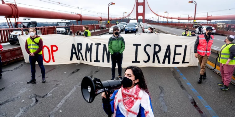 Siete antiisraelíes condenados por bloquear el Golden Gate