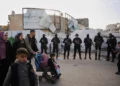 Hamás condiciona el almacenamiento de sus armas a la retirada israelí Razi Hamad, alto dirigente terrorista de Hamás, afirmó a Al Jazeera que el almacenamiento de las armas del grupo dependerá de una retirada gradual de Israel de la Franja de Gaza y del desmantelamiento de las milicias respaldadas por Israel. Sus declaraciones se produjeron después de que el presidente de Estados Unidos, Donald Trump, anunciara que se había alcanzado un acuerdo sobre la segunda fase del alto el fuego. “No daremos ni un solo paso a menos que estemos seguros de que Israel también cumplirá sus compromisos”, declaró Hamad durante la entrevista. El dirigente añadió que las armas solo se almacenarían una vez cumplidos los compromisos correspondientes a la primera fase del alto el fuego —en aparente referencia a la entrada de ayuda humanitaria— y después de que el Comité Nacional para la Administración de Gaza accediera a la Franja. Sin embargo, un funcionario de la Junta de Paz de Trump señaló que, durante la primera fase, Israel únicamente deberá retirarse hasta la Línea Amarilla original delimitada en Gaza. Según explicó, las retiradas posteriores solo se producirán después de que cada zona de la Franja haya sido desmilitarizada.
