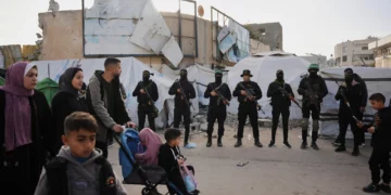 Hamás condiciona el almacenamiento de sus armas a la retirada israelí Razi Hamad, alto dirigente terrorista de Hamás, afirmó a Al Jazeera que el almacenamiento de las armas del grupo dependerá de una retirada gradual de Israel de la Franja de Gaza y del desmantelamiento de las milicias respaldadas por Israel. Sus declaraciones se produjeron después de que el presidente de Estados Unidos, Donald Trump, anunciara que se había alcanzado un acuerdo sobre la segunda fase del alto el fuego. “No daremos ni un solo paso a menos que estemos seguros de que Israel también cumplirá sus compromisos”, declaró Hamad durante la entrevista. El dirigente añadió que las armas solo se almacenarían una vez cumplidos los compromisos correspondientes a la primera fase del alto el fuego —en aparente referencia a la entrada de ayuda humanitaria— y después de que el Comité Nacional para la Administración de Gaza accediera a la Franja. Sin embargo, un funcionario de la Junta de Paz de Trump señaló que, durante la primera fase, Israel únicamente deberá retirarse hasta la Línea Amarilla original delimitada en Gaza. Según explicó, las retiradas posteriores solo se producirán después de que cada zona de la Franja haya sido desmilitarizada.
