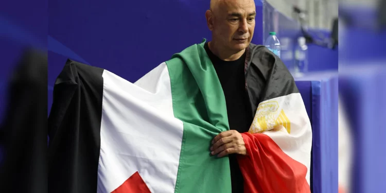 Seleccionador de Egipto muestra bandera palestina tras ganar en el Mundial