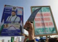 Partidarios de los hutíes sostienen una pancarta con la imagen de su líder, Abdul Malik al-Hutí, durante una manifestación contra Israel y la guerra de Estados Unidos con Irán, en Saná, Yemen, el 3 de abril de 2026. (AP/Osamah Abdulrahman)
