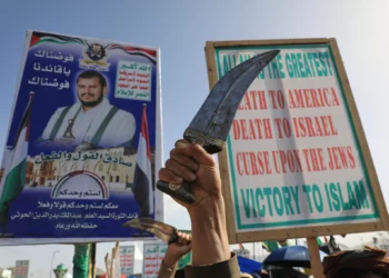 Partidarios de los hutíes sostienen una pancarta con la imagen de su líder, Abdul Malik al-Hutí, durante una manifestación contra Israel y la guerra de Estados Unidos con Irán, en Saná, Yemen, el 3 de abril de 2026. (AP/Osamah Abdulrahman)