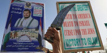 Partidarios de los hutíes sostienen una pancarta con la imagen de su líder, Abdul Malik al-Hutí, durante una manifestación contra Israel y la guerra de Estados Unidos con Irán, en Saná, Yemen, el 3 de abril de 2026. (AP/Osamah Abdulrahman)