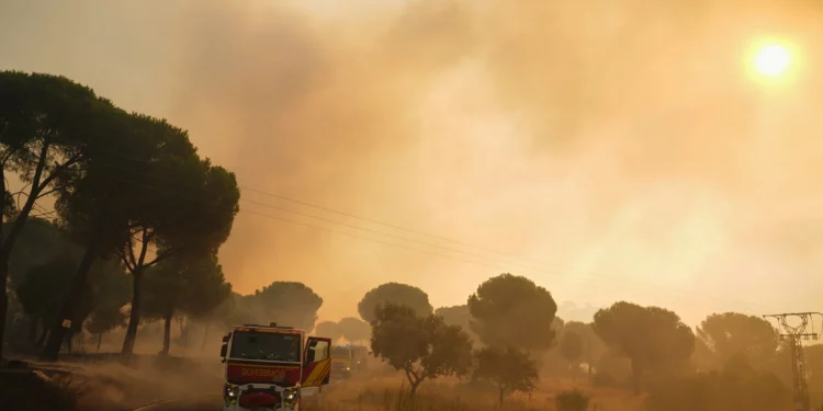 Francia y España afrontan incendios que fuerzan 325.000 evacuaciones