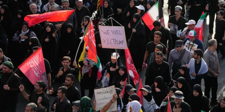 Iraníes piden venganza durante el cortejo fúnebre de Alí Jamenei