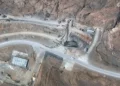 Esta imagen satelital de folleto cortesía de Vantor muestra entradas de túneles en un complejo de misiles en Isfahán, en el centro de Irán, el 27 de febrero de 2026. (Imagen © satelital 2026 Vantor / AFP)