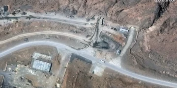Esta imagen satelital de folleto cortesía de Vantor muestra entradas de túneles en un complejo de misiles en Isfahán, en el centro de Irán, el 27 de febrero de 2026. (Imagen © satelital 2026 Vantor / AFP)
