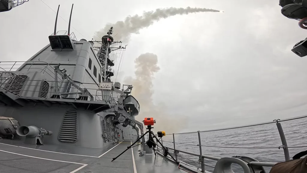 El JS Chōkai (DDG-176) lanzando un misil Tomahawk. (Crédito de la imagen: Fuerza de Autodefensa Marítima de Japón)