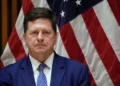El Senado examina hoy al candidato de Trump para dirigir inteligencia Jay Clayton comparecerá hoy ante la Comisión de Inteligencia del Senado de Estados Unidos, varias semanas después de que el presidente Donald Trump aplazara de manera repentina la nominación de su elegido para dirigir las agencias de inteligencia del país. Clayton, fiscal federal para el Distrito Sur de Nueva York y expresidente de la Comisión de Bolsa y Valores, cuenta con el interés de los republicanos e incluso de algunos demócratas para que su confirmación avance con rapidez. Ese respaldo responde, en parte, a la inquietud que provoca Bill Pulte, a quien Trump designó de forma interina para el cargo. Pulte ocupa el puesto desde el 19 de junio. Antes fue funcionario de vivienda, no tiene experiencia conocida en inteligencia y utilizó su cargo anterior dentro de la administración para actuar contra personas consideradas adversarias del presidente. El mes pasado, el presidente de la Comisión de Inteligencia del Senado, Tom Cotton, expresó en redes sociales su frustración por la decisión de Trump de retrasar la nominación de Clayton y permitir que Pulte asumiera el cargo. Cotton aseguró entonces que Clayton había recibido instrucciones de no acudir a una audiencia de confirmación que ya estaba programada. Tres semanas después, volvió a convocar la comparecencia, al parecer con la aprobación de la Casa Blanca. Pese a los elogios que Clayton ha recibido de miembros de ambos partidos, se prevé que los demócratas lo interroguen con firmeza sobre cómo afrontaría la interferencia electoral. La cuestión cobra especial relevancia después de que Trump anunciara para el jueves un discurso televisado en horario de máxima audiencia centrado en las elecciones, lo que sugiere que podría volver a plantear teorías conspirativas desacreditadas desde hace tiempo sobre su derrota de 2020 ante el demócrata Joe Biden. También se da por seguro que los demócratas pedirán explicaciones a Clayton por su participación en las recientes citaciones judiciales contra cuatro periodistas de The New York Times. Las medidas se produjeron después de que el diario informara sobre preocupaciones de seguridad relacionadas con el nuevo Air Force One donado por Qatar.