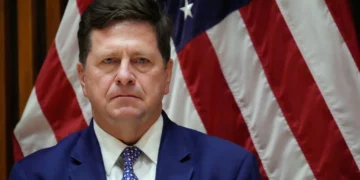 El Senado examina hoy al candidato de Trump para dirigir inteligencia Jay Clayton comparecerá hoy ante la Comisión de Inteligencia del Senado de Estados Unidos, varias semanas después de que el presidente Donald Trump aplazara de manera repentina la nominación de su elegido para dirigir las agencias de inteligencia del país. Clayton, fiscal federal para el Distrito Sur de Nueva York y expresidente de la Comisión de Bolsa y Valores, cuenta con el interés de los republicanos e incluso de algunos demócratas para que su confirmación avance con rapidez. Ese respaldo responde, en parte, a la inquietud que provoca Bill Pulte, a quien Trump designó de forma interina para el cargo. Pulte ocupa el puesto desde el 19 de junio. Antes fue funcionario de vivienda, no tiene experiencia conocida en inteligencia y utilizó su cargo anterior dentro de la administración para actuar contra personas consideradas adversarias del presidente. El mes pasado, el presidente de la Comisión de Inteligencia del Senado, Tom Cotton, expresó en redes sociales su frustración por la decisión de Trump de retrasar la nominación de Clayton y permitir que Pulte asumiera el cargo. Cotton aseguró entonces que Clayton había recibido instrucciones de no acudir a una audiencia de confirmación que ya estaba programada. Tres semanas después, volvió a convocar la comparecencia, al parecer con la aprobación de la Casa Blanca. Pese a los elogios que Clayton ha recibido de miembros de ambos partidos, se prevé que los demócratas lo interroguen con firmeza sobre cómo afrontaría la interferencia electoral. La cuestión cobra especial relevancia después de que Trump anunciara para el jueves un discurso televisado en horario de máxima audiencia centrado en las elecciones, lo que sugiere que podría volver a plantear teorías conspirativas desacreditadas desde hace tiempo sobre su derrota de 2020 ante el demócrata Joe Biden. También se da por seguro que los demócratas pedirán explicaciones a Clayton por su participación en las recientes citaciones judiciales contra cuatro periodistas de The New York Times. Las medidas se produjeron después de que el diario informara sobre preocupaciones de seguridad relacionadas con el nuevo Air Force One donado por Qatar.