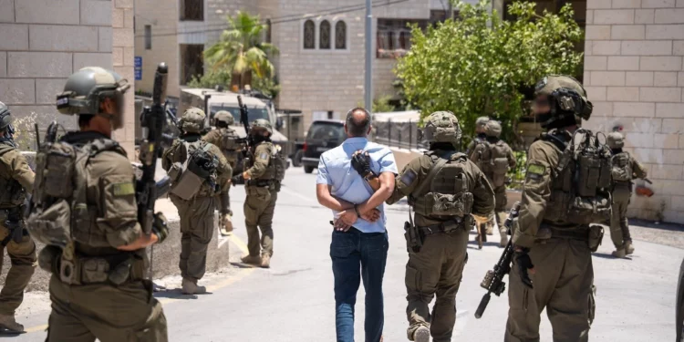 Las FDI detienen a ocho palestinos por ataque en Mukhmas