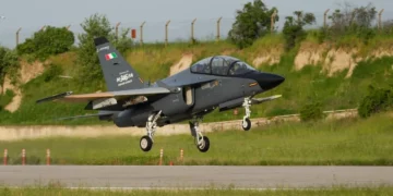 Leonardo y Baykar detallan las pruebas del M-346F con el Kizilelma