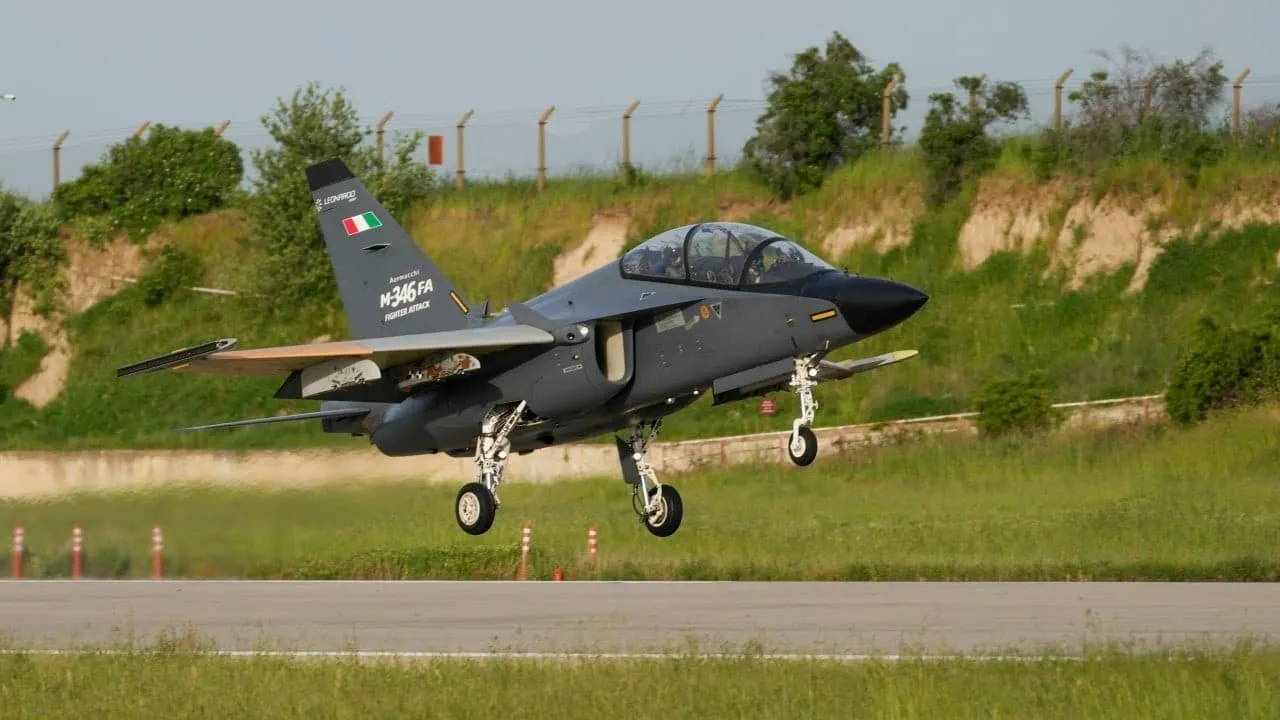 Leonardo y Baykar detallan las pruebas del M-346F con el Kizilelma