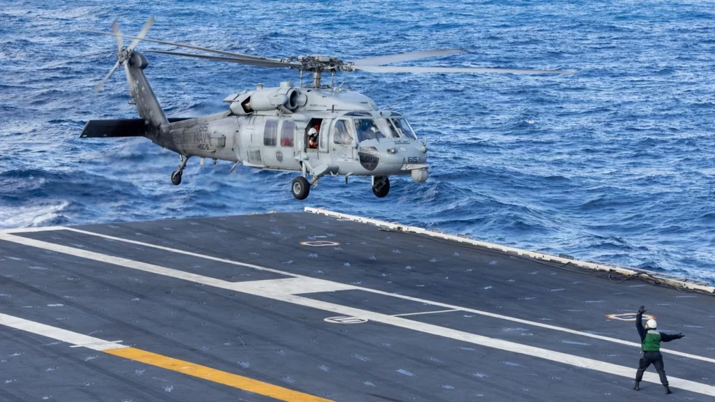 Helicóptero MH-60S Seahawk aterriza de emergencia: Un tripulante desaparecido
