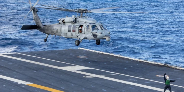 Helicóptero MH-60S Seahawk aterriza de emergencia: Un tripulante desaparecido