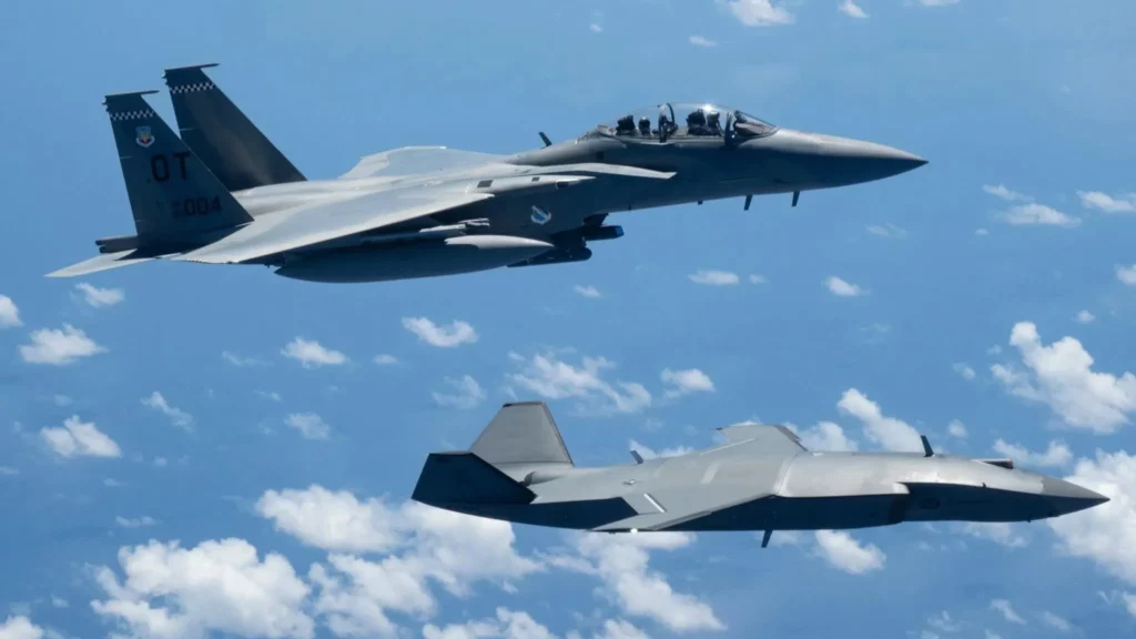Un F-15EX Eagle II vuela junto a un MQ-28 Ghost Bat
