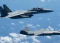 Un F-15EX Eagle II vuela junto a un MQ-28 Ghost Bat