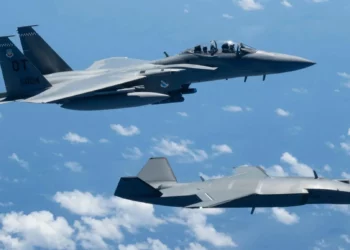 Un F-15EX Eagle II vuela junto a un MQ-28 Ghost Bat