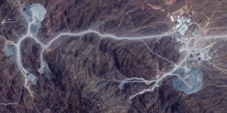 Israel detectó que Irán trasladó miles de centrifugadoras bajo la montaña Pickaxe