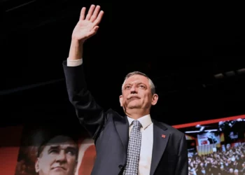 El líder de la oposición turca destituido está creando un nuevo partido