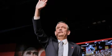 El líder de la oposición turca destituido está creando un nuevo partido