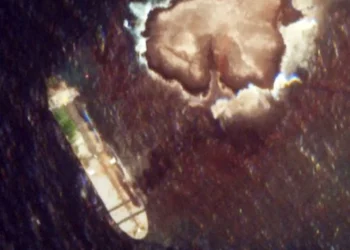 Un petrolero sancionado vierte crudo cerca de un área protegida de Omán