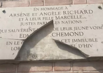 Vandalizan en París placa dedicada a quienes salvaron a un niño judío