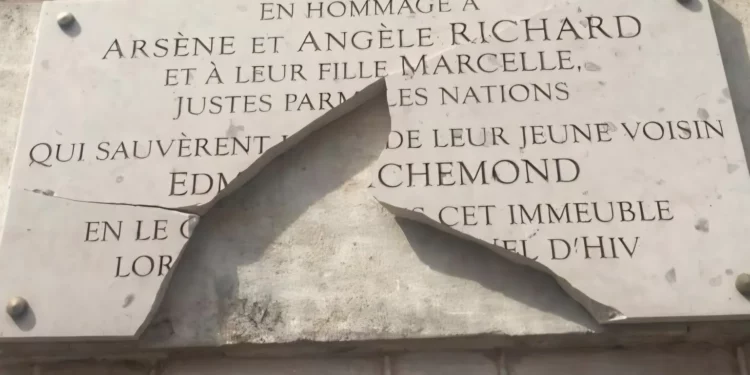 Vandalizan en París placa dedicada a quienes salvaron a un niño judío