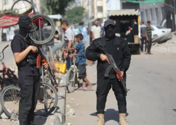 Policías armados de Hamás patrullan en la ciudad de Gaza, 11 de octubre de 2025. (Ali Hassan/Flash90)