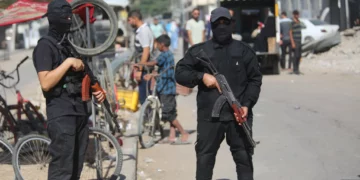 Policías armados de Hamás patrullan en la ciudad de Gaza, 11 de octubre de 2025. (Ali Hassan/Flash90)