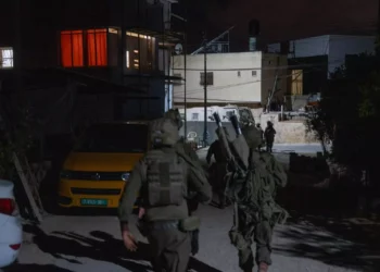 Las FDI detienen a 30 palestinos en Judea y Samaria por tráfico ilegal de trabajadores hacia Israel durante un amplio operativo militar en la región.